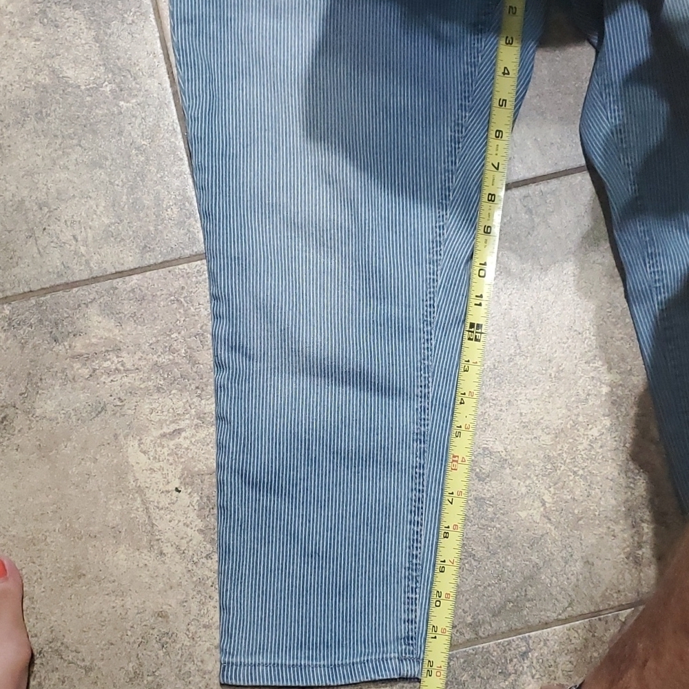 MAX JEANS- MID RISE CAPRI'S - Picture 6 of 6